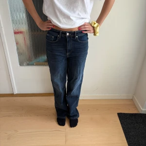 Mörkblå raka jeans från b.young - Snygga mörkblå jeans från b.young med raka ben och klassisk femficksmodell. Jeansen har normal passform och midja, med kontrastsömmar och dragkedja framtill. Perfekta till en avslappnad stil och funkar året runt. Aldrig använt!