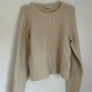 Beige stickad tröja från Zara XL - Beige stickad tröja från Zara i storlek XL. Den är dock som en S/M då den är i väldigt liten i tyget. Känns inte som en xl. Använt 1 gång.