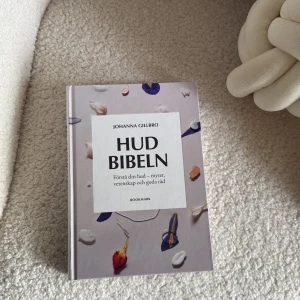 Bok | Hudbibeln | Hudvård - Säljer min bok ”Hudbibeln” av Johanna Gillbro för att jag fått två stycken exemplar. Superbra bok för dig som älskar hudvård och vill lära dig mer. Nypris 209kr