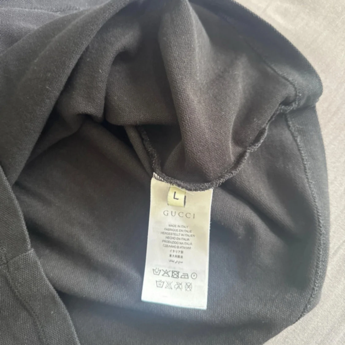 Svart pikétröja från Gucci med röd/vit detalj - 3