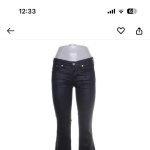 Svarta bootcut skinnbyxor Pepe Jeans London - Snygga svarta skinnbyxor från Pepe Jeans London. I storlek 25/32. Säljer då dem är för små i midjan på mig! Väldigt bra skick, köpta på Sellpy.