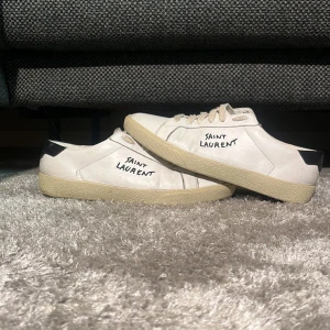 Saint Laurent skor - Säljer ett par feta saint laurent skor. Dom är i 8/10 skick, använda på ett bra sätt! De är st 41 passar 42. De är bara att höra av dig vid minsta fundering!!