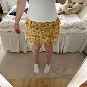 Gul blommig volangkjol - En gul blommig kjol i storlek 146/152. Den är ifrån Lindex och är använd ett fåtal gånger. Skriv för frågar 💕