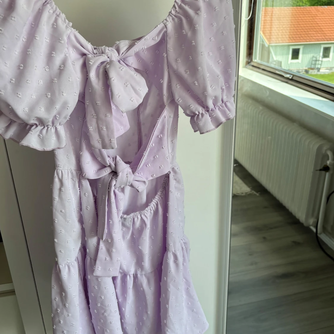 Ljuslila kortklänning med puffärm - 1