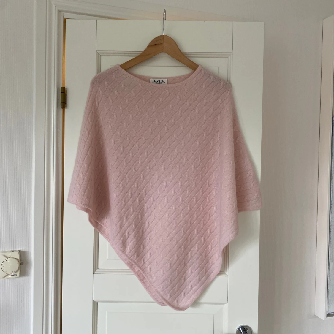 Ljusrosa kashmirponcho från Davida