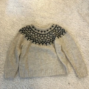 Beige stickad tröja med mönster från Vila - Säljer en beige stickad tröja från Vila med mönster runt halsen. Tröjan är varm och mysig. Aldrig använd!🤍