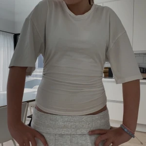 Vit basic t-shirt med loose fit - Säljer en vit trekvartsärmad loose fit/tight T-shirt. Den är loose fit på armarna medans den sitter lite tajtare på magen och ryggen. Perfekt för en avslappnad och clean look. 💗
