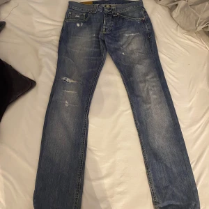 Dondup jeans - Säljer ett par blå jeans från Dondup, storleken är 28/29 i midjan och 30 i längden. Nypris på dessa är ca 3000. Bara att be om mer bilder om du vill. Byxorna är slim fit och sitter riktigt bra