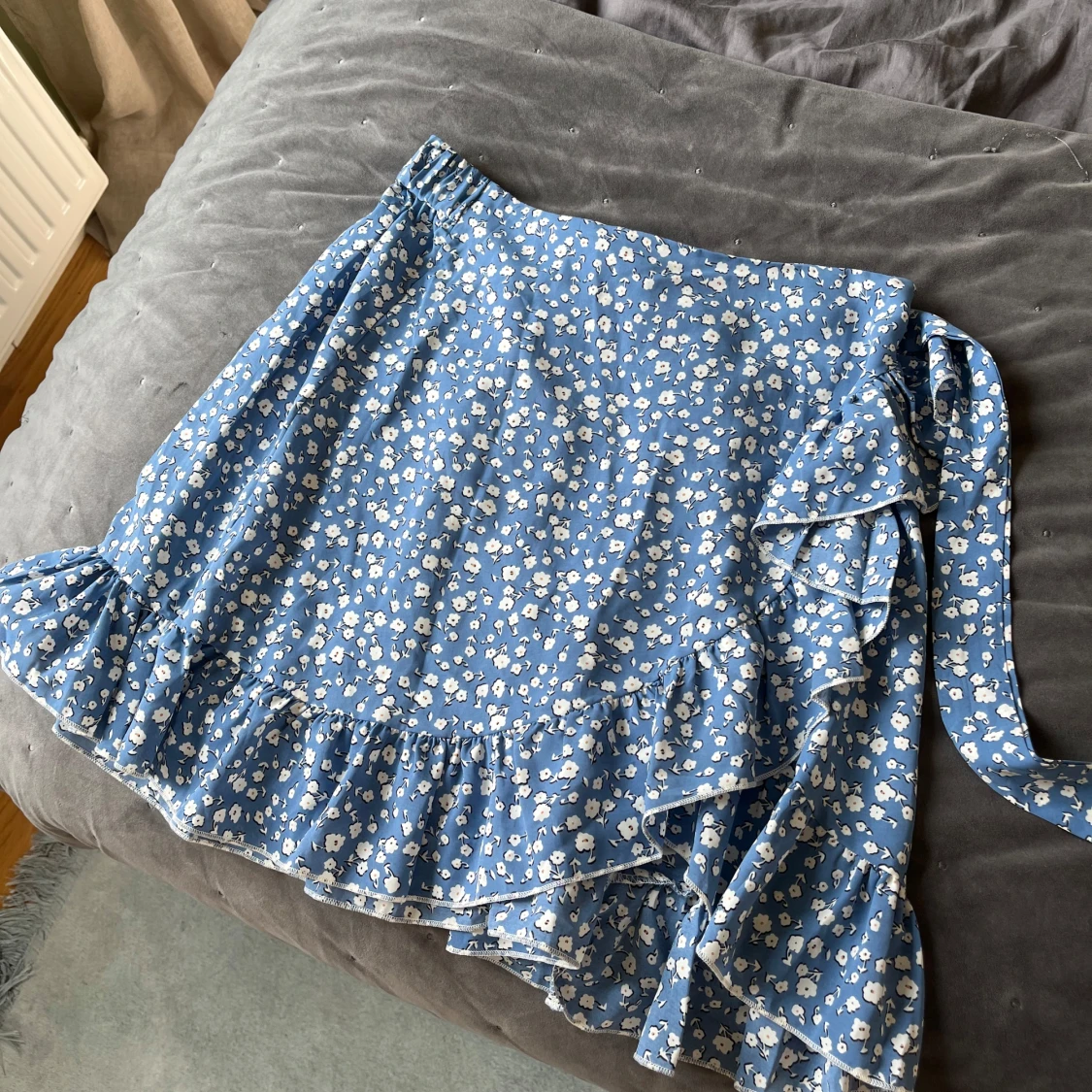 Blå blommig omlottkjol med volang