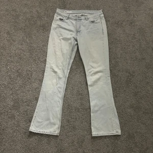 Ljusblå bootcut jeans från Zara - Snygga jeans från zara bootcut💕