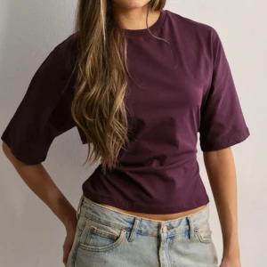 Vinröd topp - Jättesnygg tshirt med en oversize look men som är figursydd i midjan!! Knyts där bak!!! Trendig o slutsåld och formar kroppen sååå snyggt😍😍