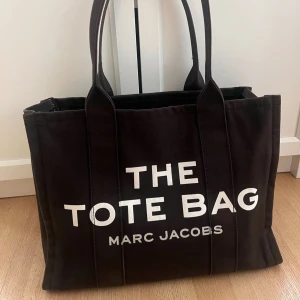 Svart tote bag från Marc Jacobs - Populär väska från marc jacobs!! Säljer då jag inte har användning av den mera.