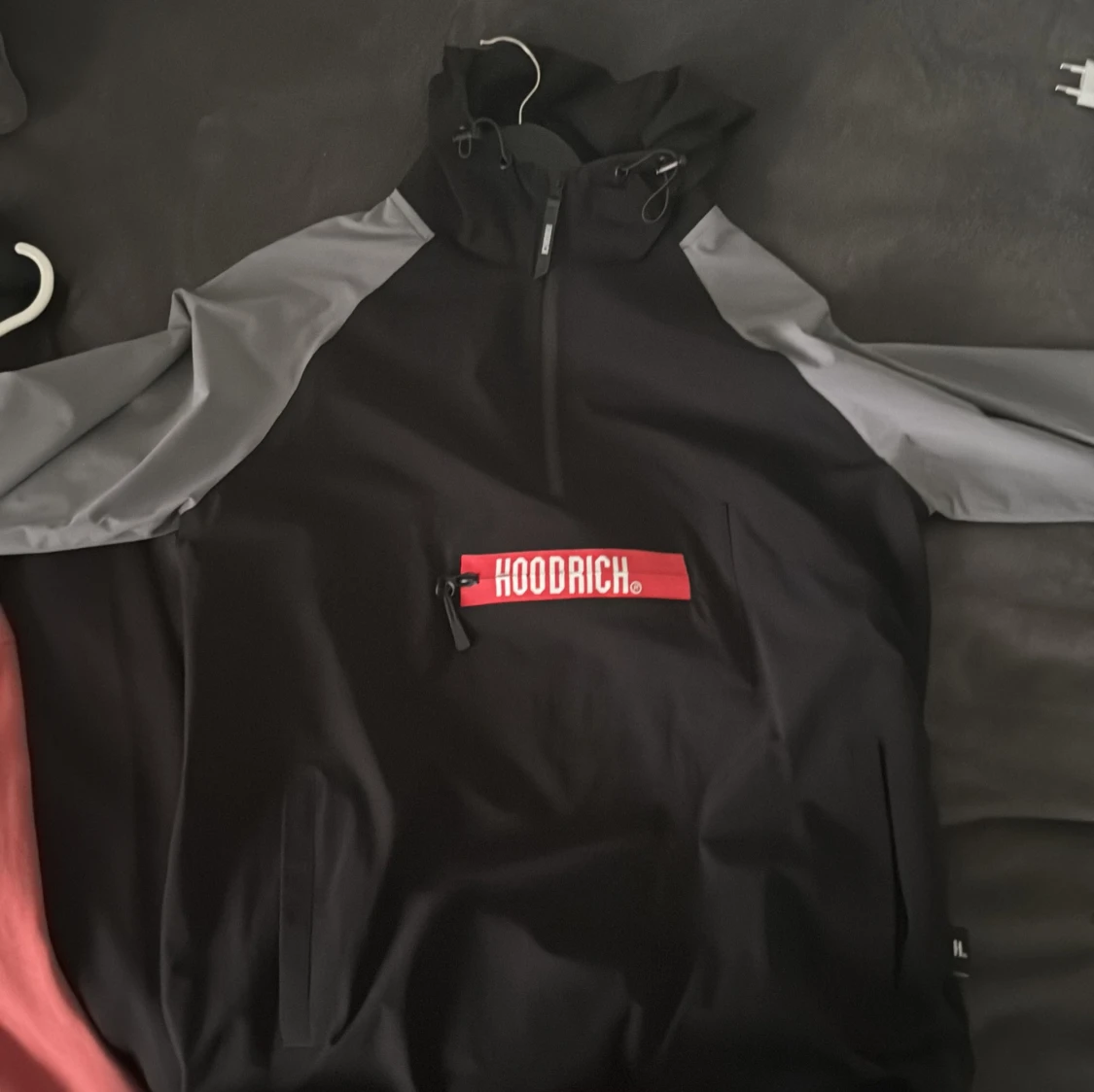 Svart och grå vindjacka från Hoodrich