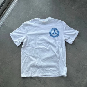 Vit CRTZ t-shirt med blått tryck - Snygg och stilren vit CRTZ T-shirt med blått tryck – i helt nytt skick och aldrig använd. ✅ Äkta vara ✅ Storlek: S ✅ Nytt skick – aldrig buren ✅ Svår att få tag på i Sverige  Perfekt för dig som gillar streetwear och vill ha något unikt som inte alla andra har. Begränsat tillgänglig – passa på innan den försvinner!