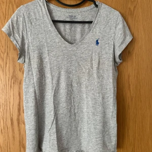 Ralph Lauren T-shirt - Säljer min ralph lauren t-shirt som är grå med blått broderat märke på bröstet!💞Nypris ca 1000kr💞