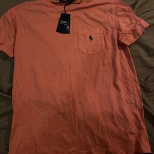  t-shirt från Polo Ralph Lauren - Helt ny aldrig använd. Nypris 1000:- (Mitt pris 700kr :-) Fräsch och ny, Äkta givetvis!