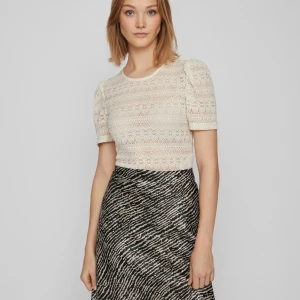 Vit spetsblus med puffärm  - Säljer en gullig spetsblus/spetströja med puffärmar i storlek M från vila som inte kommer till användning längre. Blusen är i bra skick och använd sparsamt. Perfekt både till vardags eller festligare tillställningar💕nyköpt för 300kr 