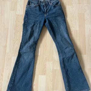 Blå bootcut jeans från Gina Tricot - Snygga blå bootcut jeans från Gina Tricot, modell Perfect Jeans.  normal passform 