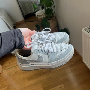 Air jordan 1 elevate  - .Sparsamt använda, men finns tecken på användning!🙏🏼💕 Storlek 36,5