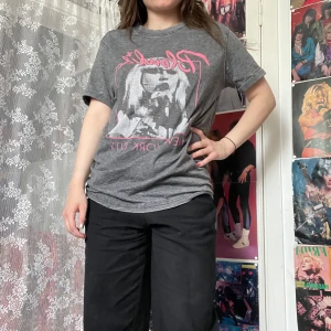 Blondie T-shirt - Cool Blondie T-shirt. Sten tvättad! Okej skick, nopprig. Lite oversized. Jag kan mötas upp i Uddevalla centrum, annars fraktar jag gärna. Köparen står för frakten. (Står ej för postens slarv) katt finns i hemmet. 