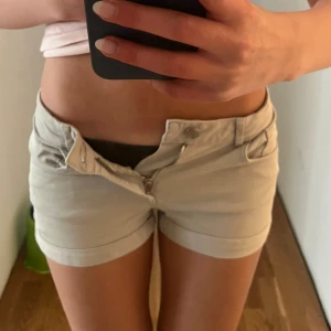 Lågmidjade jeansshorts - Snygga jeansshorts med låg midja och klassisk femficksdesign. Säljer då de är för små för mig. Perfekta för varma sommardagar och enkla att matcha med allt.