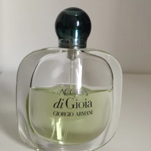 Armani Acqua di Gioia parfym 50ml  - Fräsch parfym från Giorgio Armani, Acqua di Gioia. Perfekt för dig som gillar fräscha och naturliga dofter som för tankarna till en varm sommardag vid havet. Top notes are Amalfi Lemon and Mint; middle note is Water Jasmine; base notes are Virginia Cedar, Brown sugar and French labdanum.