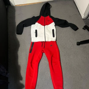 Nike tech - Säljer denna sällsynta nike teach fleece som är köpt i Jd sport i UK för bra pris.. priset kan diskuteras vid snabb affär 