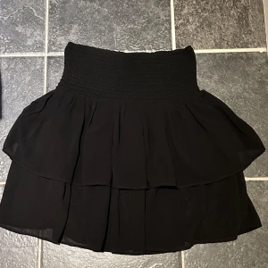 Svart kjol  - Fin kjol med volanger, sparsamt använd. Går att ha högmidjad eller längre ner beroende på hur kort man vill att den ska vara💖