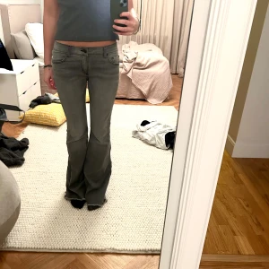 Grå jeans - Snygga lågmidjade jeans som är köpta för 1500kr från Free People. Jag är 176. Midjemått 37 Innebenslängd 88 Stretchigt material (har sytt upp dem men går lätt att sprätta så de ser ut som på bild igen)