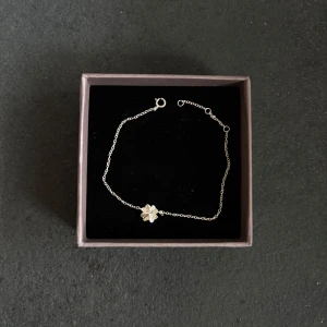 Silverarmband med fyrklöver - Ett tunt och stilrent armband i silver med en söt fyrklöver som detalj. Perfekt för dig som gillar minimalistiska smycken med en liten twist. Lätt att matcha med andra accessoarer och passar till alla tillfällen.🌸🌸🌸💘💘