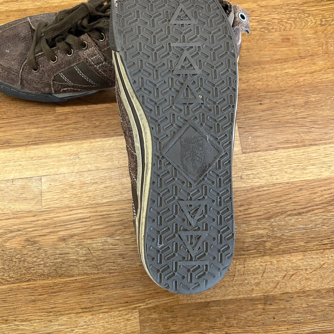 Bruna sneakers från Dockers i mocka och läder - 2