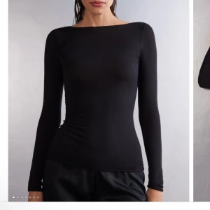 Svart intimissimi tröja - Säljer då den inte används o knappt är använd. Kan skicka fler bilder om det behövs och kan diskutera pris🩷