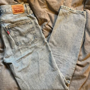 Levi's ljusblå straight jeans low pro - Säljer ett par klassiska ljusblå Levi's jeans i modellen Low Pro Straight. Jeansen har rak passform och mer åt det lågmidjade hållet.