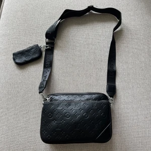 Axelväska - Helt ny, skriv om du har någon fundering.