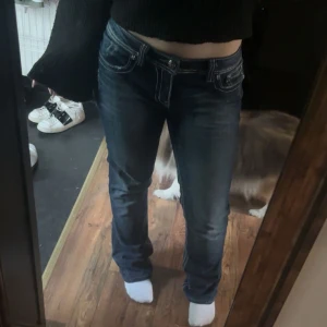 Miss me jeans - Säljer ett par mörkblå jeans från miss me, låg midja. De är lite stora på mig som oftast har S så skulle säga att de är M. jag är 163 och de är typ perfekt i längden.