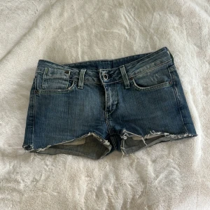 Lågmidjade G-Star jeansshorts - Snygga blå jeansshorts med lågmidja från G-Star! Aldrig använda bara testade, säljer för att de var för små för mig!💓
