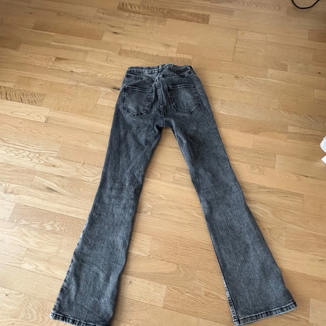 Grå bootcut jeans med knappar - 1