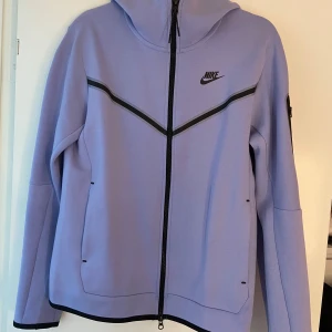 Ljuslila Nike-tech hoodie  - En superfint ljuslila Nike-tech fleece i storlek S. Knappt använd. Funkar både för tjejer och killar och säljs för 900 kr. Priset kan diskuteras!💜