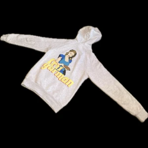 Revenite hoodie - Fru gårman hoodie från revenite. Säljs så billigt på grund av dåligt skick (sista bilden) men tröjan har fortfarande mycket att ge. pris kan diskuteras ☺️