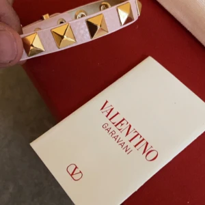 Valentino Armband - Fraktar samma dag man köper. Aldrig använt