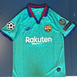 Lionel Messi Barcelona Fotbollströja - Helt ny Lionel Messi Barcelona Fotbollströja. Finns i storlek S, M och L
