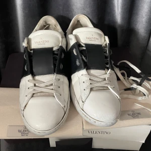 Valentino open - KVITTO FINNS - Valentino open - skick 8/10, ganska fint skick förutom insidan (bild 3), men det är inget som syns eller påverkar under användning! - stl: 42 1/2 men passar 42 - tillbehör: ALLT OG, box, dustbags, extra skosnöre, brev & KVITTO - finns väl några små skavanker här och där men inga stora märkvärdiga, fullt fungerande och sjukt snygga skor! - hör av er vid frågor!🙌