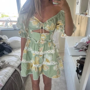 SÖKER denna grön-blommiga klänning 🧚🏼‍♀️💚 - SÖKER den här gröna klänningen, skriv om du vill sälja, kan betala bra ❤️‍🔥