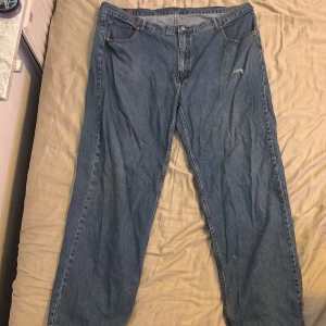 Levi's 501 blå jeans loose fit - Säljer thriftade benz country jeans, extremt baggy för skating och liknande, har tecken på användning av design. pris går att diskutera.