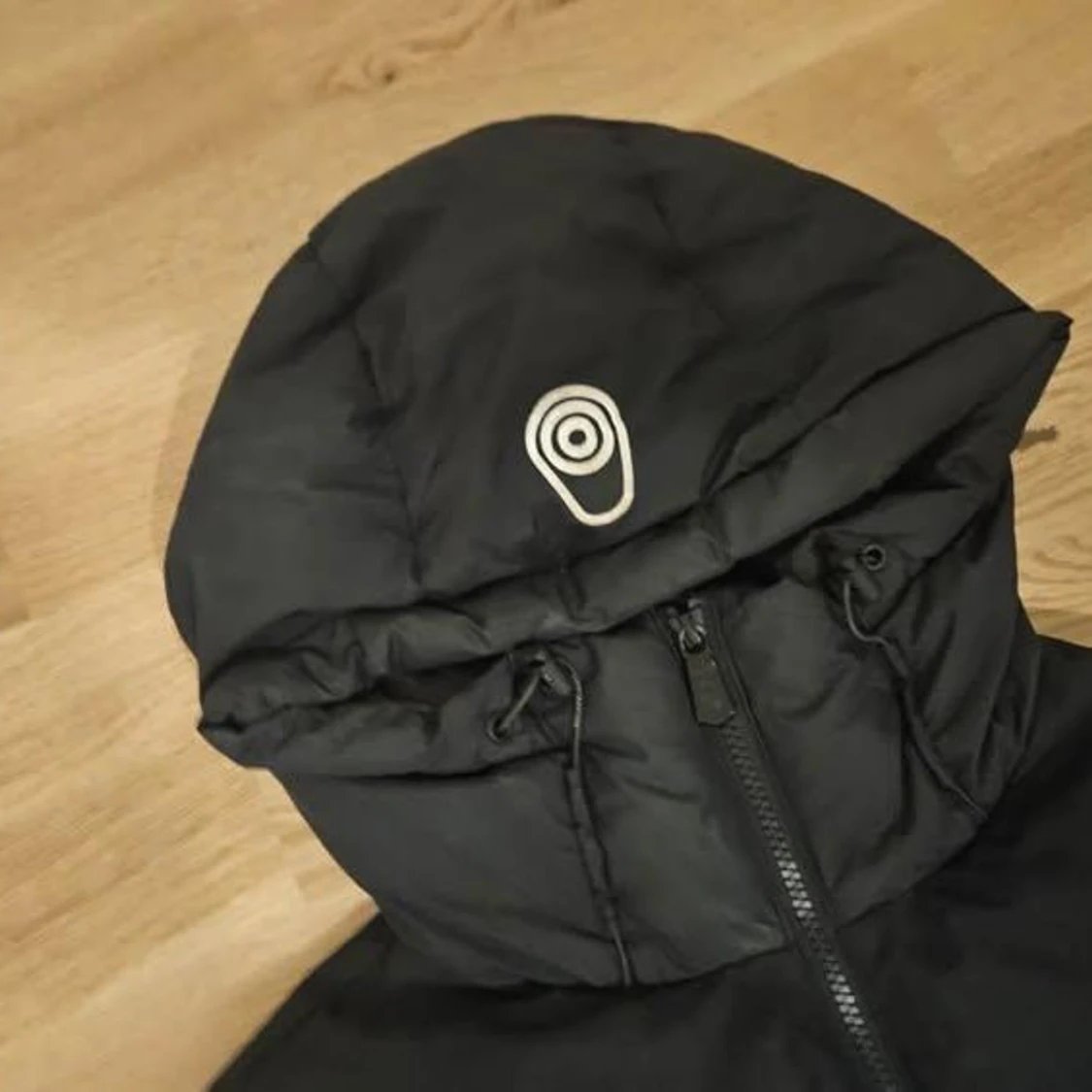 Svart dunjacka Sail Racing med huva - 1