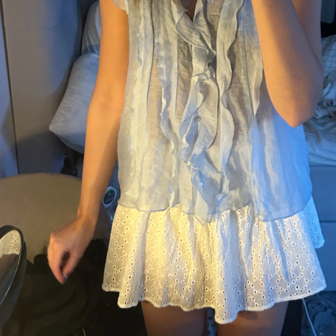 Vit kjol med broderade detaljer