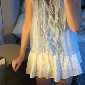 Vit kjol med broderade detaljer - Vit kort kol med broderat tyg i bra skick! Perfekt till sommaren☀️