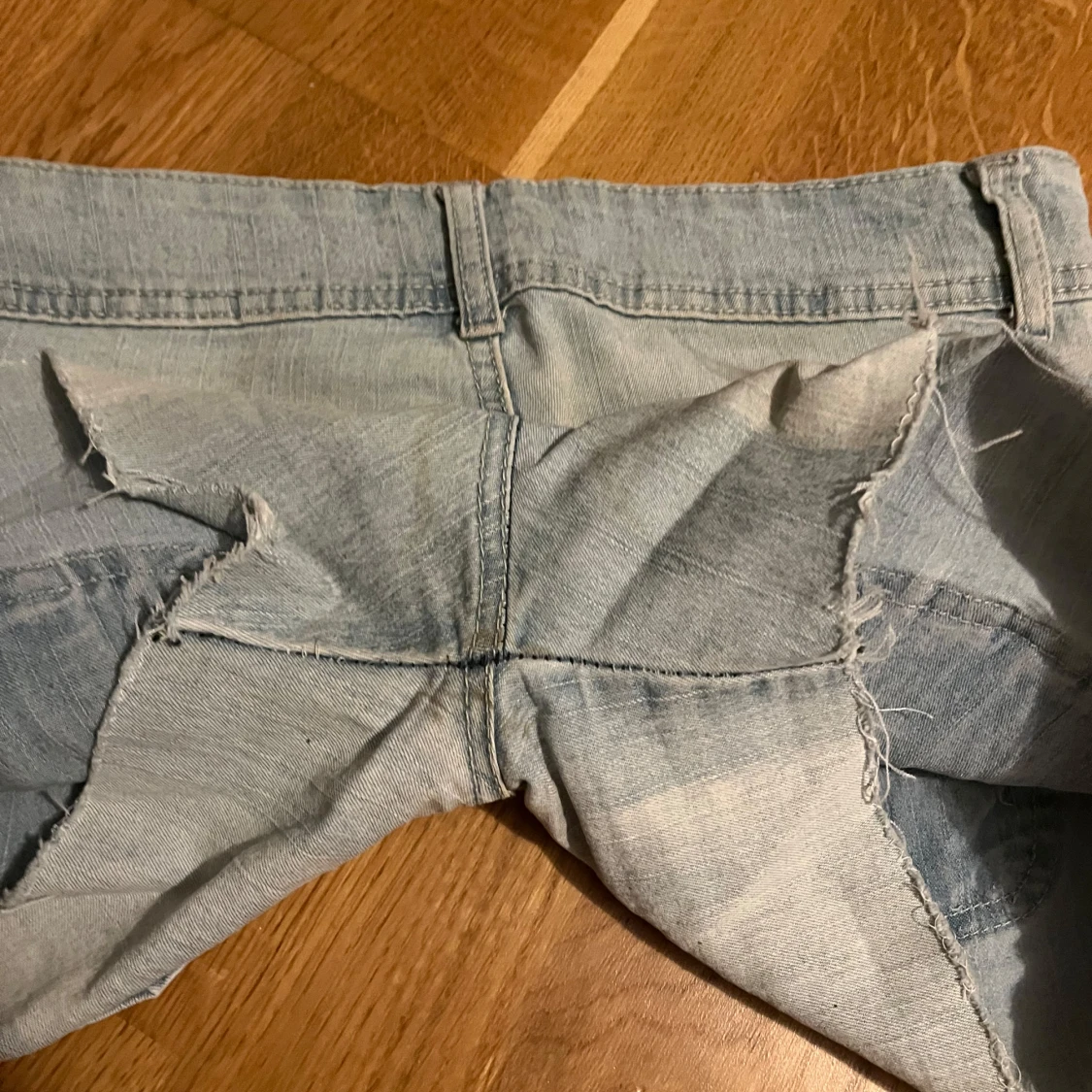 Ljusblå jeansshorts med dragkedjedetaljer - 2