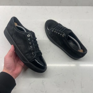 Lanvin Skor - ‼️VI TAR EJ BYTEN‼️ Lanvin Paris Sneakers  | Skick: 7/10 | Storlek UK 6, motsvarar 41/42 EU | enbart skorna ingår vid köp! | Fraktar inom 24H efter köp på köparens bekostnad 📦💨 | Hör av dig vid minsta fråga eller fundering 💭