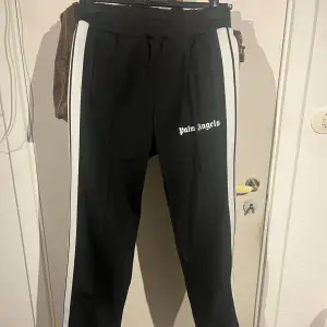 Palm angels brallor i nyskick! Bilder på tags osv skickas privat.